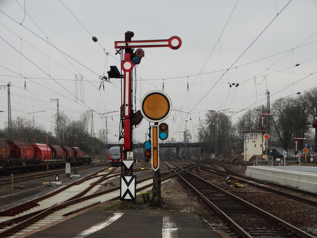 Ein Zwerg Flügelsignal am 29.02.16 in Hanau Hbf vom Bahnsteig aus fotografiert