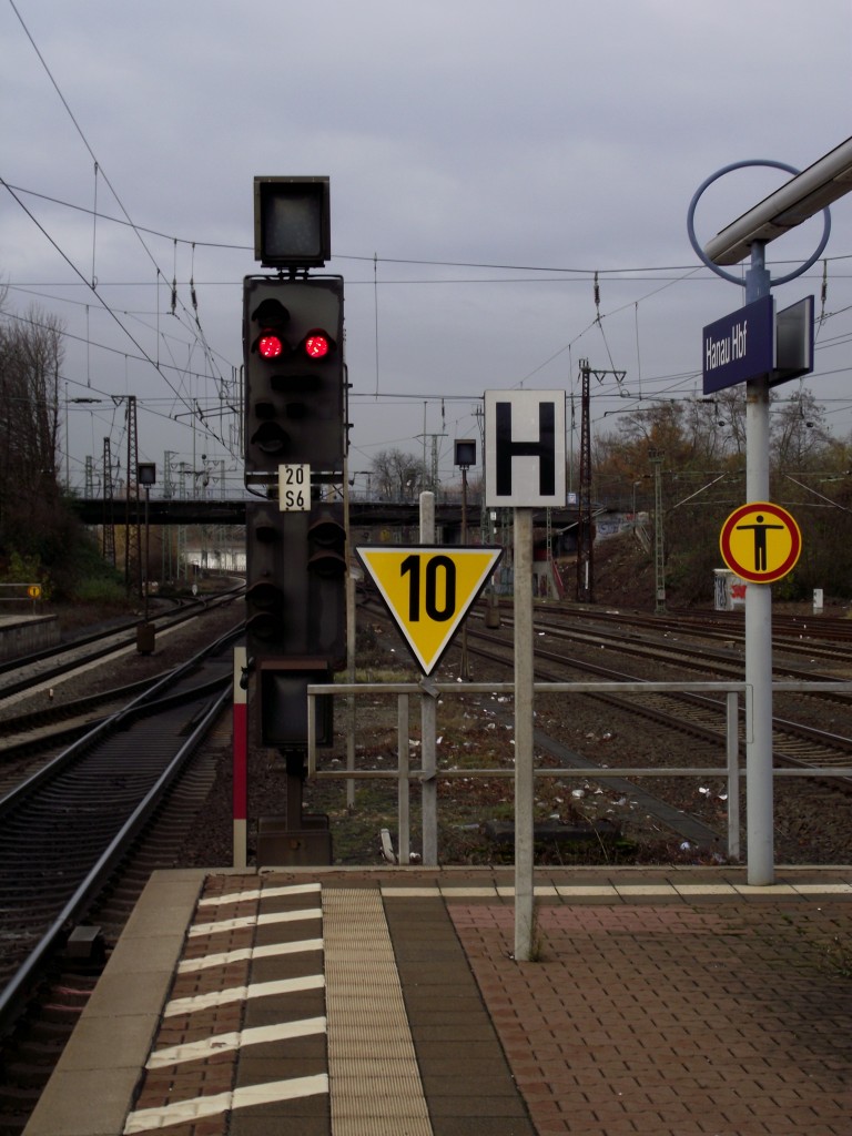 Ein Zwerg Lichtsignal steht am 25.11.13 in Hanau Hbf auf HP 0 