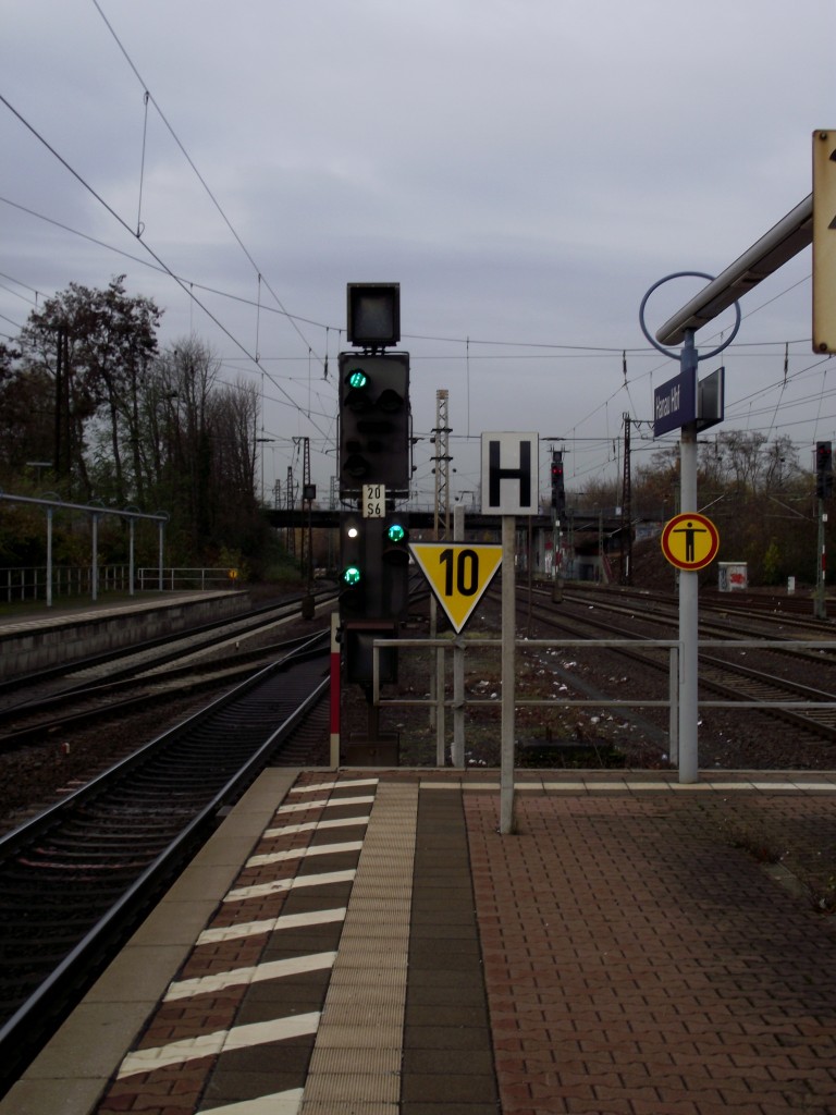 Ein Zwerg Lichtsignal steht am 25.11.13 in Hanau Hbf auf Hp 1