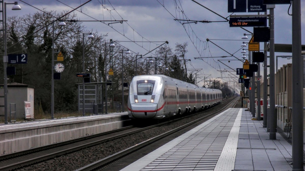Ein zwölfteiliger Triebzug der Baureihe 412 durchfährt als ICE 576 nach HH-Altona den Haltepunkt Bobstadt. Aufgenommen am 02.01.2018.
