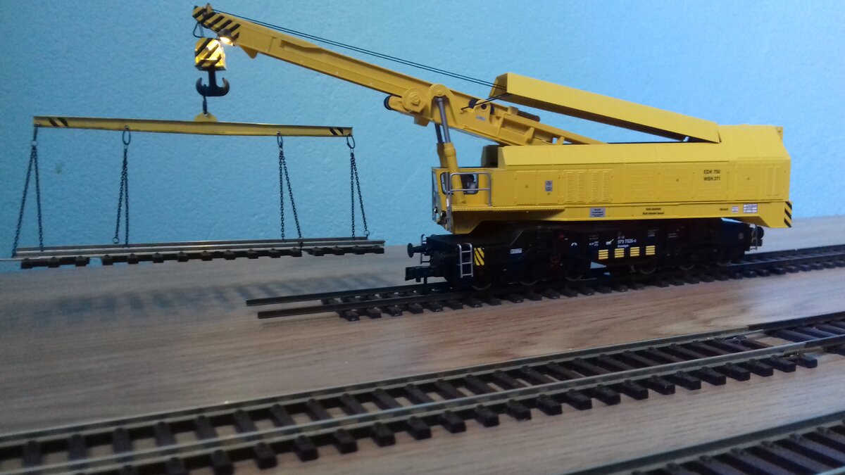 Einbau des Gleises – der Kran führt den  Abriss  des alten Joches und das  Auflegen  des neuen durch. Am 19 Juni 2021 Jahre. 