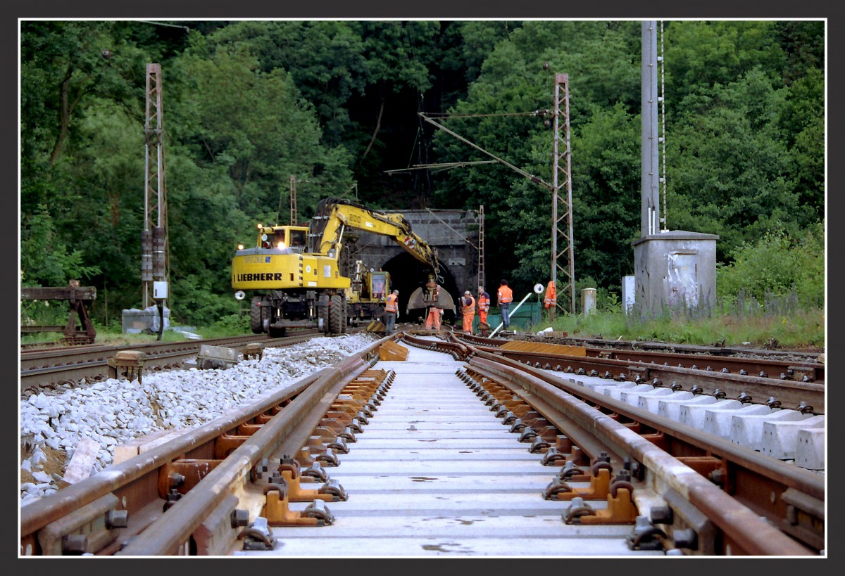 Einbau neuer Weichen in Werdohl.
Zum Einbau neuer Gleise war die Ruhr-Sieg Strecke mehrere Wochen Abschnittweise zwischen Finnentrop und Letmathe gesperrt.
Aufnahmetag: 08.07.2012
