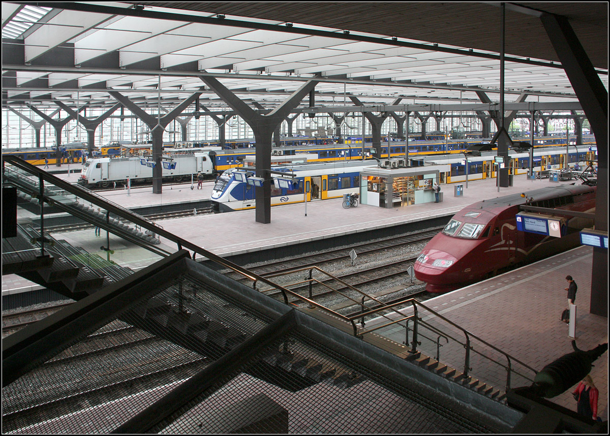 Einblick in die Halle -

Die moderne Bahnhofshalle von Rotterdam Centraal.

21.06.2016 (M)