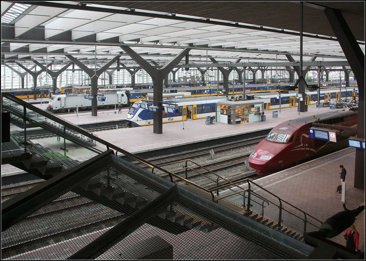 Einblick in die Halle -

Die moderne Bahnhofshalle von Rotterdam Centraal.

21.06.2016 (M)