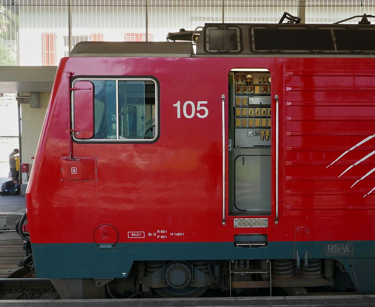 Einblick in den Maschinenraum von HGe 4/4 II Nr. 105 am 04.08.2018 im Bahnhof von Disentis-Mustér.