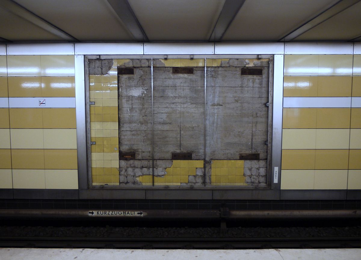 Einblick: wenn mal ein Werbeplakat abgehängt wird, sieht man die Reste der ursprünglichen Wandkacheln an der Hamburger U-Bahnstation  Hallerstraße . 12.3.2014