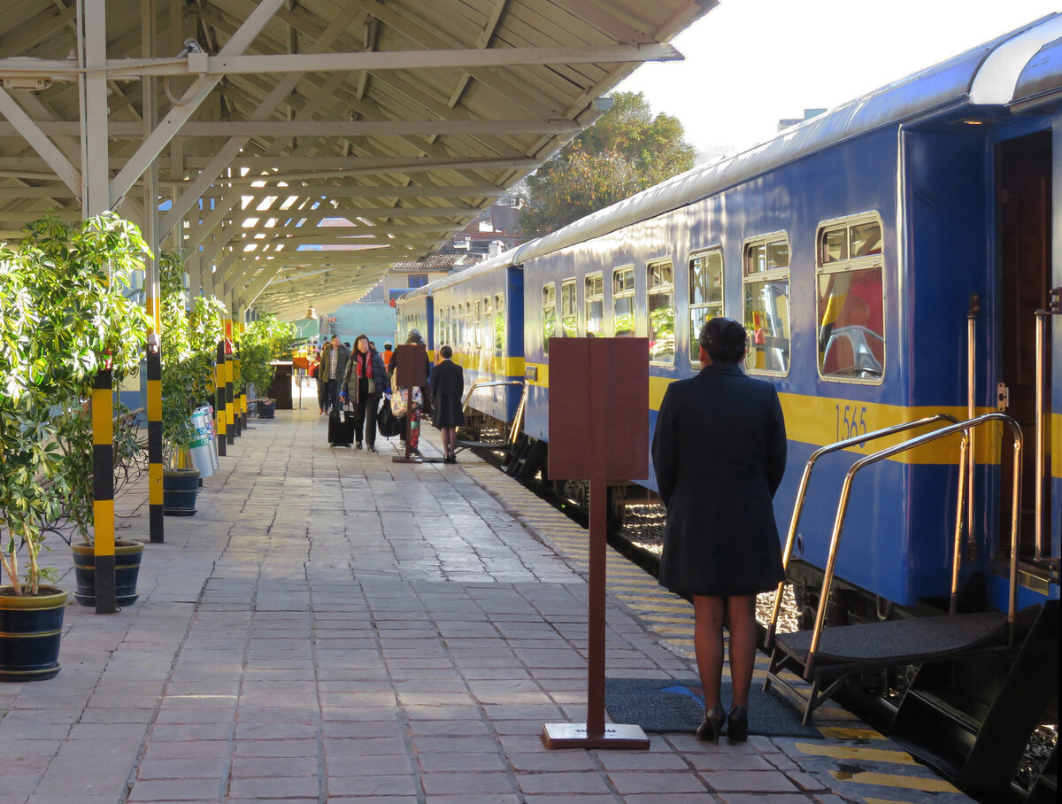 Einchecken in Cusco beim 'Anden Explorer' nach Puno kurz vor 8 Uhr: das Personal ist bereit. Cusco, 18.7.2015