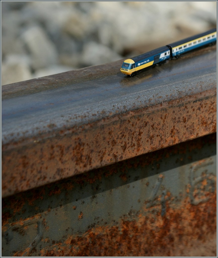 Eindeutig zu breit ist die Normalspur-Schiene fr den winzigen T-Gauge HST...
Ausserberg, en 7. Sept. 2013 
(Hinweis: Das Bild entstand auf den von der BLS fr den Bahnverkehr abgesperrten und frs Publikum freigegeben Gleisen whrend der Ausstellung  BLS-Sdrampenfest )