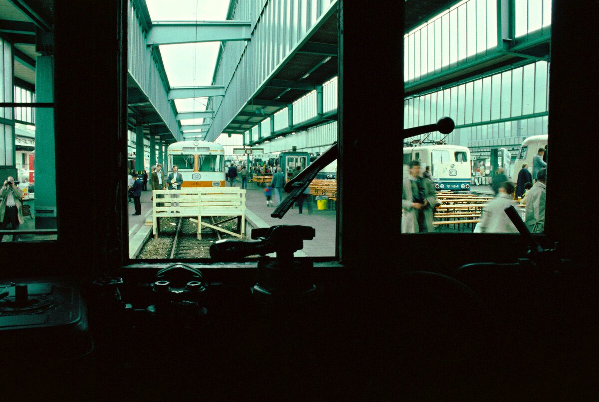 Eindruck von der Feier des BDEF auf dem Areal des Stuttgarter Hauptbahnhofs, Foto aus einer Ellok heraus, darauf auch ein S-Bahnzug der Baureihe 420, Ellok leider unbekannt, 31.05.1984