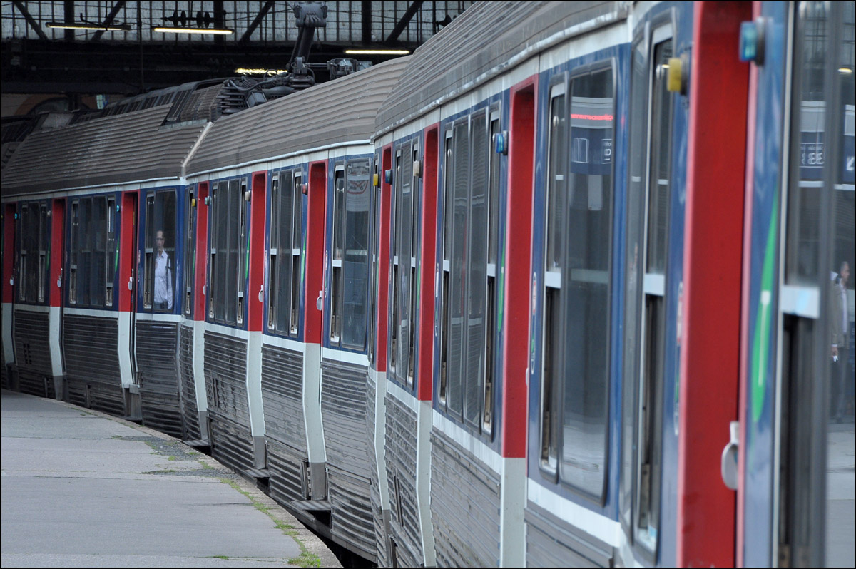 Eindrücke vom Pariser Gare Saint-Lazare 2012 - 

Blick entlang eines Nahverkehrszuges, des Türbereiche rot markiert sind.

19.07.2012 (J)