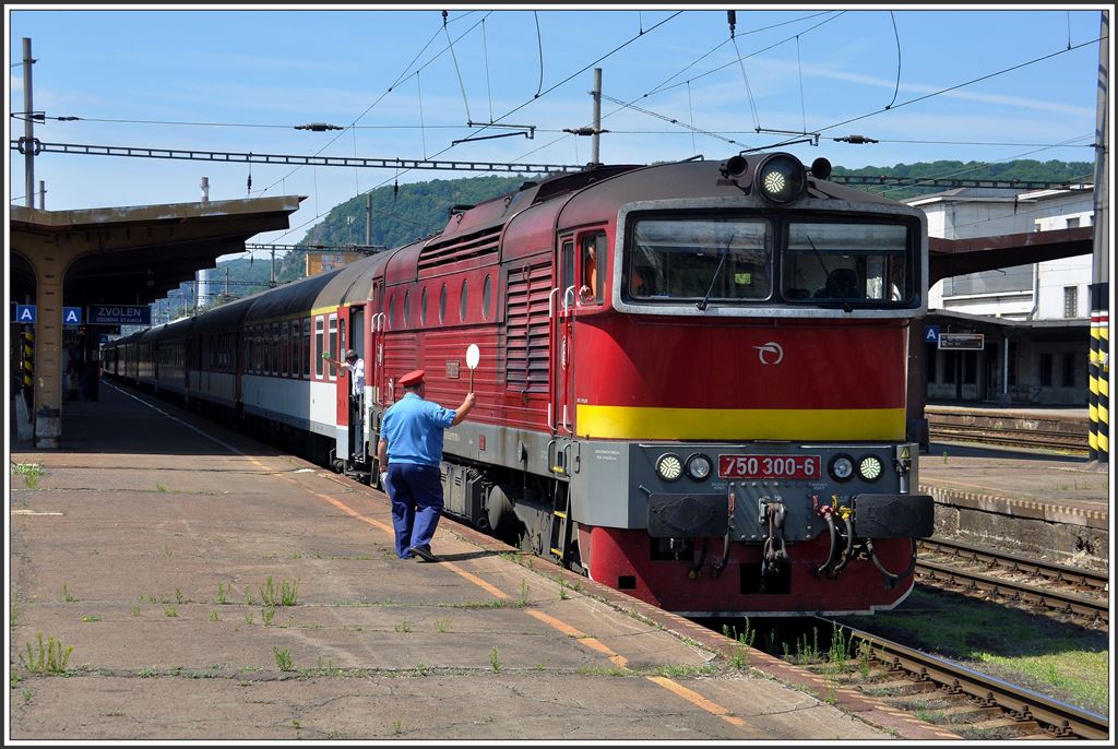 Eindrücke von unsrerer Eisenbahnreise rund um Österreich.In Zvolen wurde dem D811 von Bratislava nach Kosice die 750 300-6 vorgespannt. (04.07.2015)