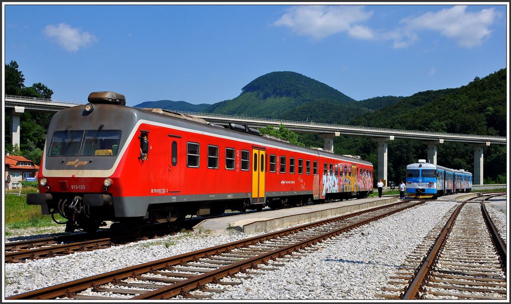 Eindrücke von unsrerer Eisenbahnreise rund um Österreich. Reg 7811  mit dem 813-123 aus dem slowenischen Celje ist am Grenzpunkt Durmanec eingetroffen. Von der kroatischen Seite aus Zabok stellt der 7 121 012 den Anschluss her. (01.07.2015)