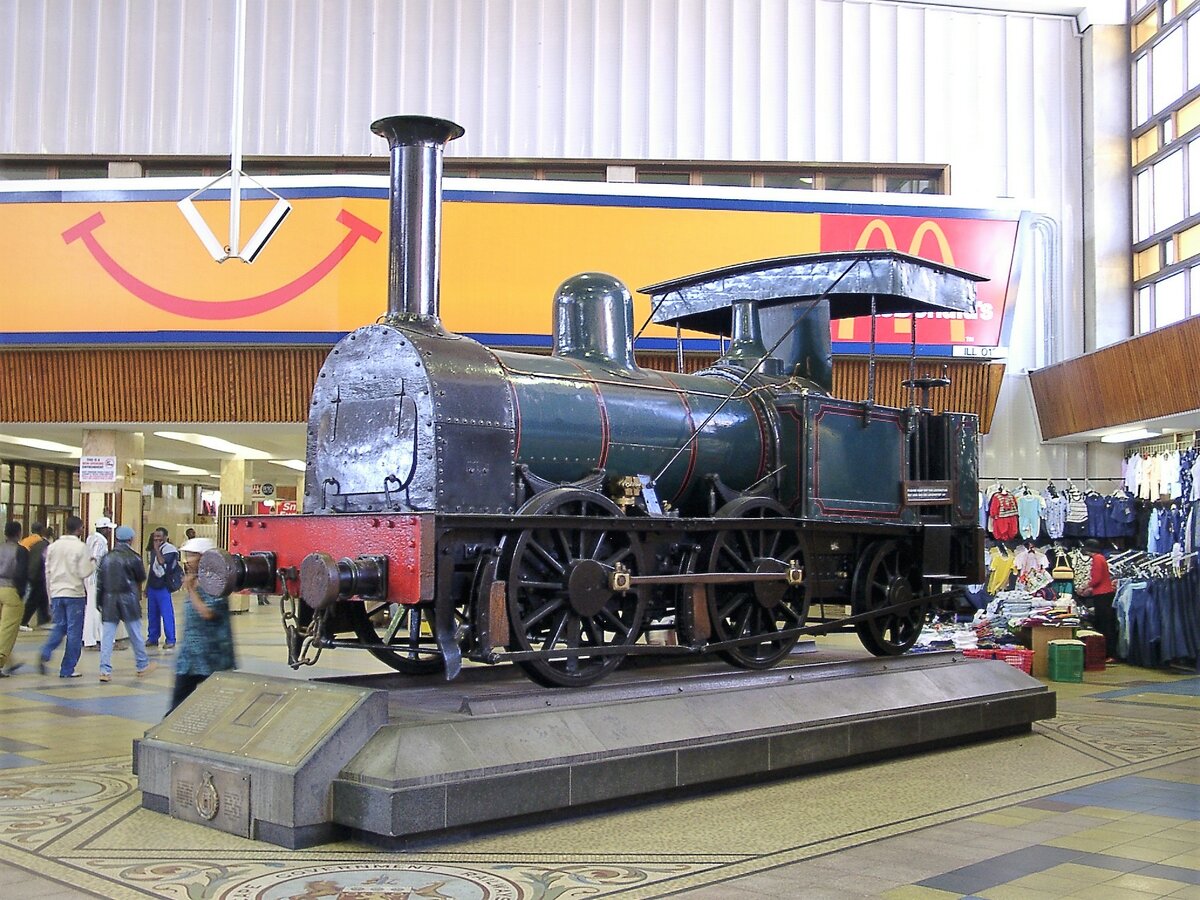 Eine 0-4-2 Hawthorn Leslie Lokomotive in der Cape Town Railway Station als Museumslok am 12.11.2002