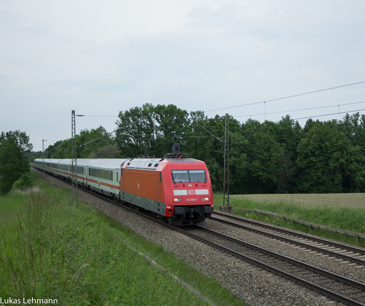 Eine 101 089-1 fährt einen Intercity in richtung Kufstein. Fotografiert ist die 101 in Hilperting am 31.05.2015