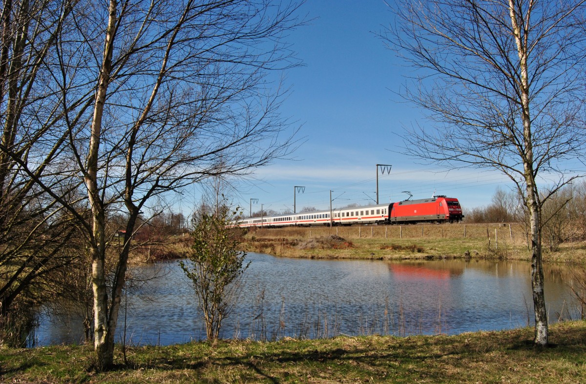 Eine 101 fuhr am 04.04.2015 mit einem IC von Emden nach Leipzig, hier bei Petkum.