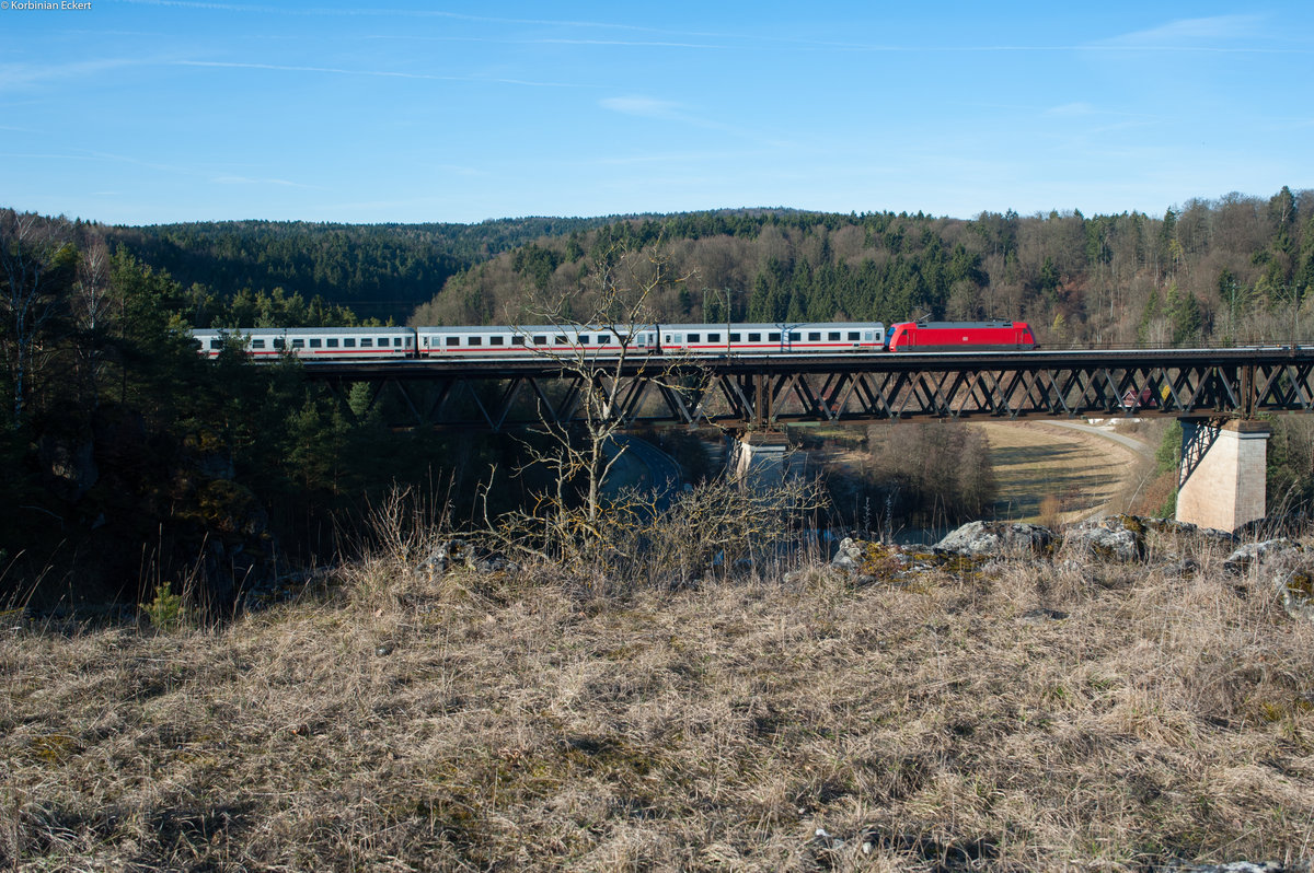 Eine 101 mit dem IC 2024 von Passau nach Hamburg Altona bei Beratzhausen, 04.03.2017