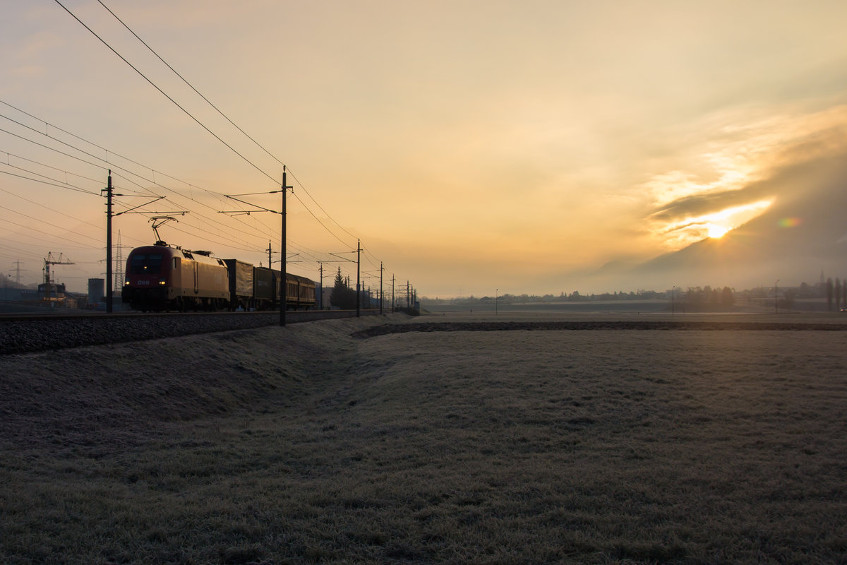 Eine 1016 zieht ihren Güterzug in Richtung Feldkrich aus Bludenz. 17.11.17