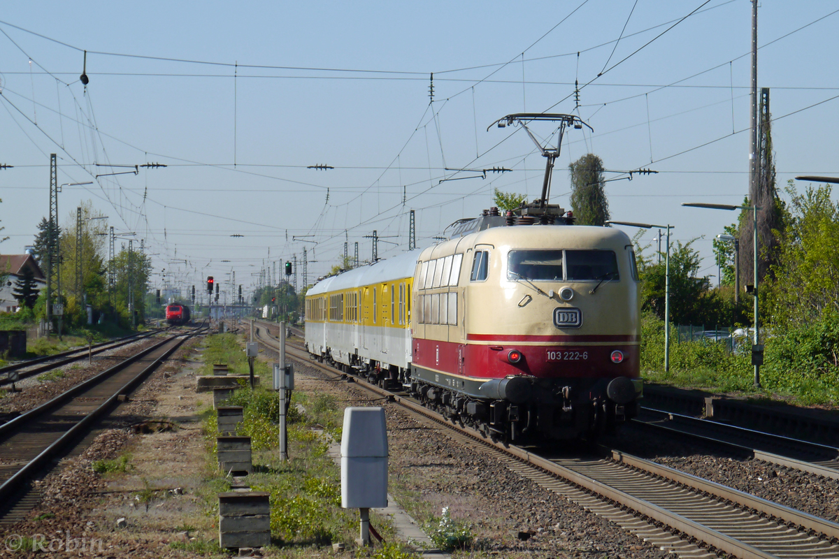 Eine 103 mit roten Schlusslichtern am Ende des Zuges - kein alltäglicher Anblick, denn keine der Loks ist mit Wendezugsteuerung ausgerüstet worden. 
Trotzdem ist 103 222-6 immer wieder mit geschobenen Messzügen im Einsatz.
(Ludwigshafen-Mundenheim; 17.04.2014)