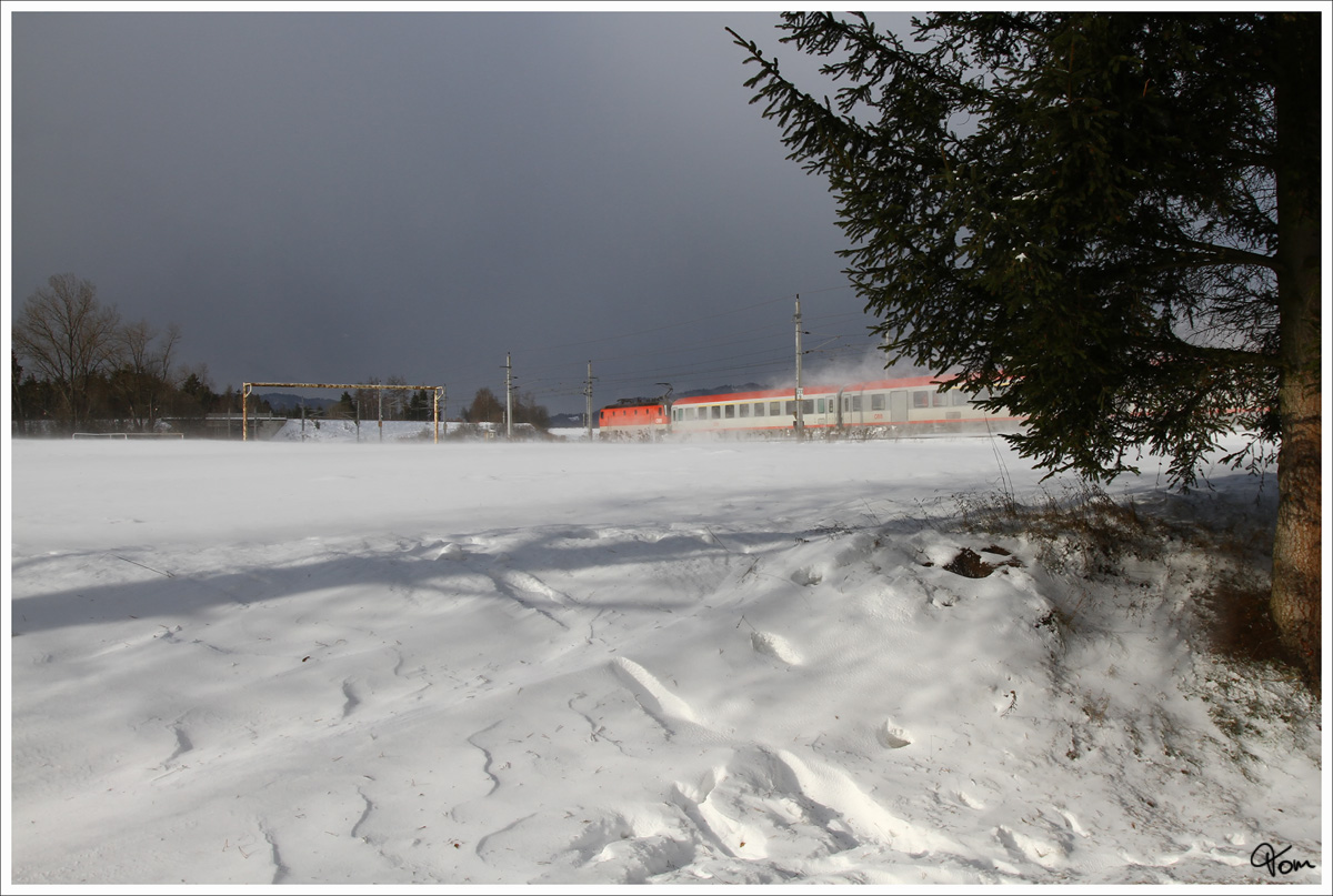 Eine 1044 braust mit IC 531 (Wien Meidling - Lienz) durch das winterliche Aichfeld. 
Zeltweg 10.12.2010