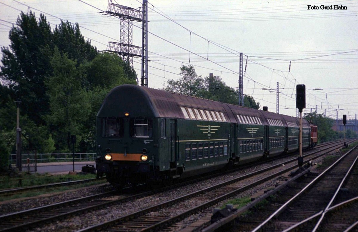 Eine 109 schiebt am 8.5.1989 einen DR Doppelstockgarnitur mit Steuerwagen am 8.5.1989 durch den oberen Teil des Bahnhof Ostkreuz.