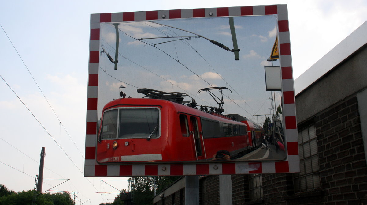 Eine 111 `mal aus anderer Sicht ( RE4 ) von Dortmund-Hbf nach Aachen-Hbf in Erkelenz. Aufgenommen vom Bahnsteig 1 in Erkelenz. 
Bei Sommerwetter am Nachmittag vom 1.6.2017.