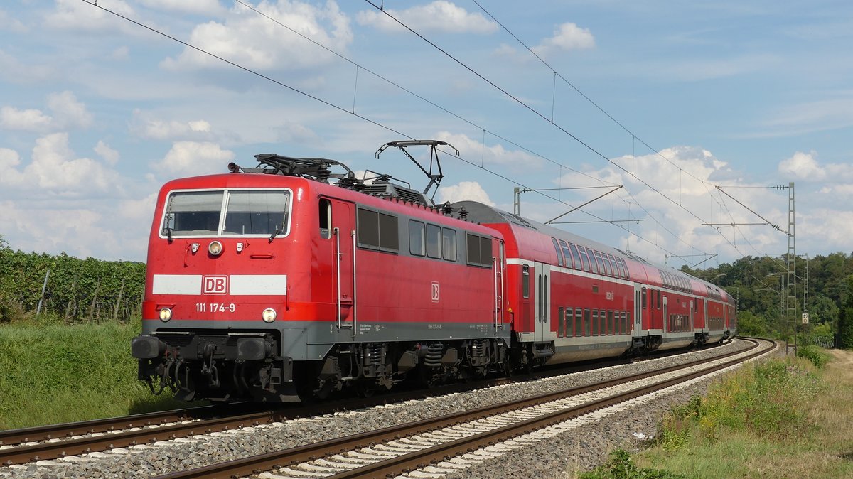 Eine 111 mit Doppelstockwagen als RE Würzburg - Stuttgart kurz vor Lauffen (Neckar). Aufgenommen am 17.8.2018 16:21
