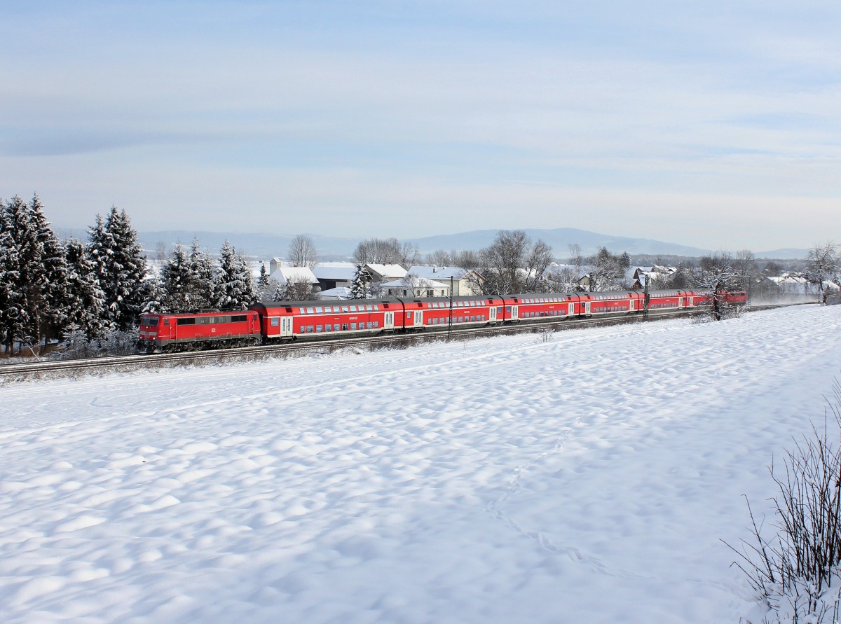 Eine 111 mit einem RE nach München am 19.01.2013 unterwegs bei Langenisarhofen.