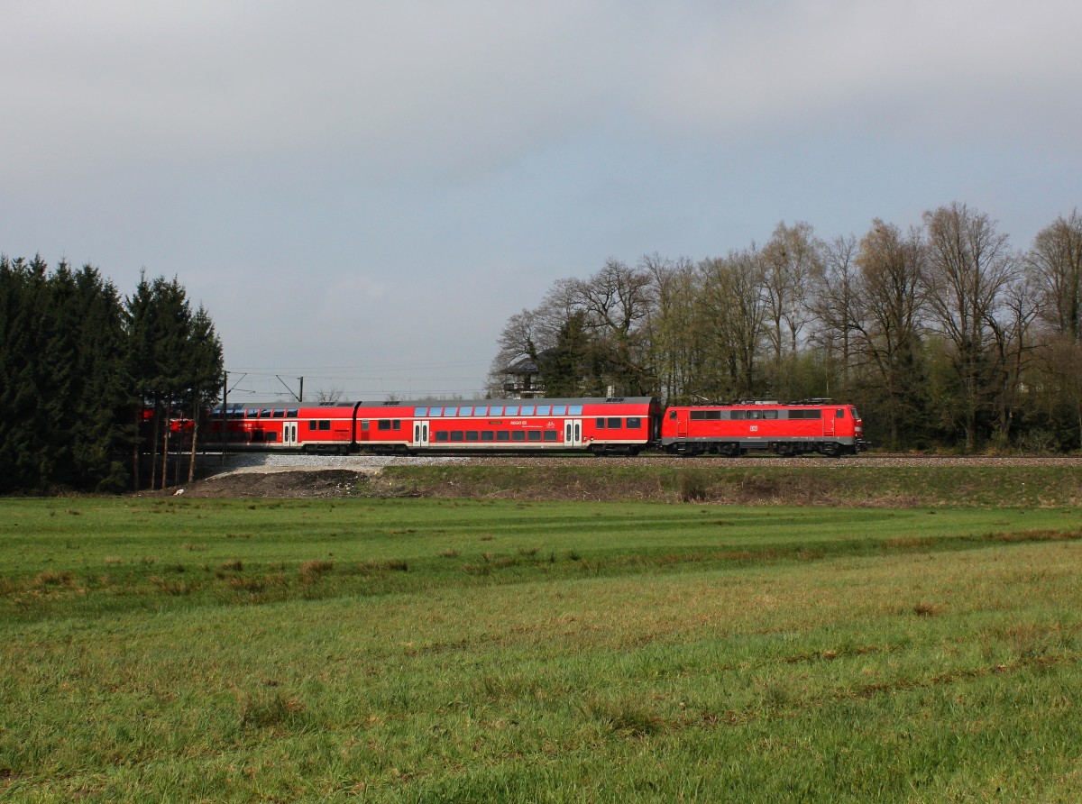 Eine 111 mit einem RE nach Salzburg am 21.04.2013 unterwegs bei Stephanskirchen.