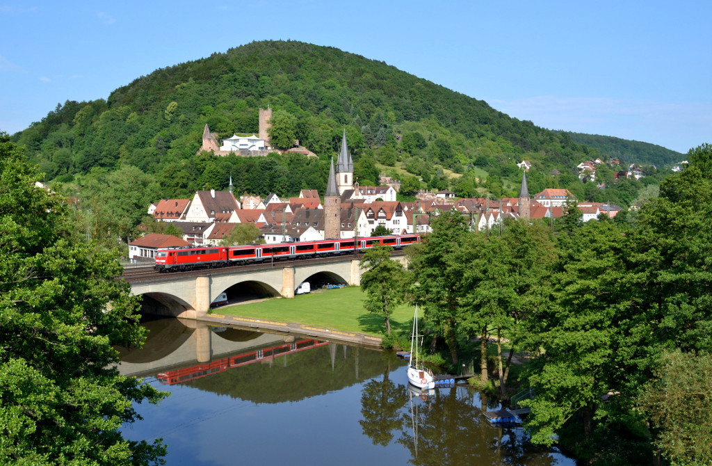 Eine 111 mit RB 58388 Gemünden(Main) - Aschaffenburg Hbf am 02.06.2014 in Gemünden(Main).