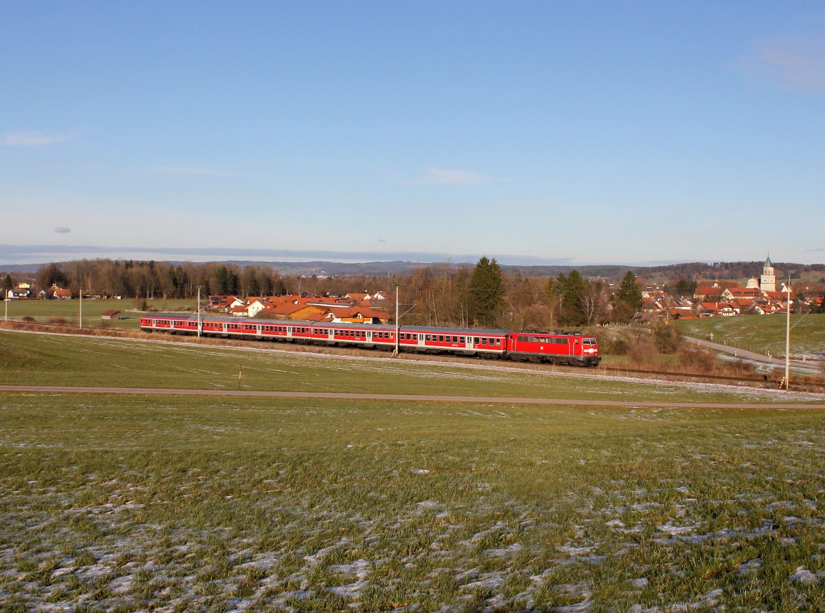 Eine 111 mit einer RB am 08.12.2013 unterwegs bei Polling.