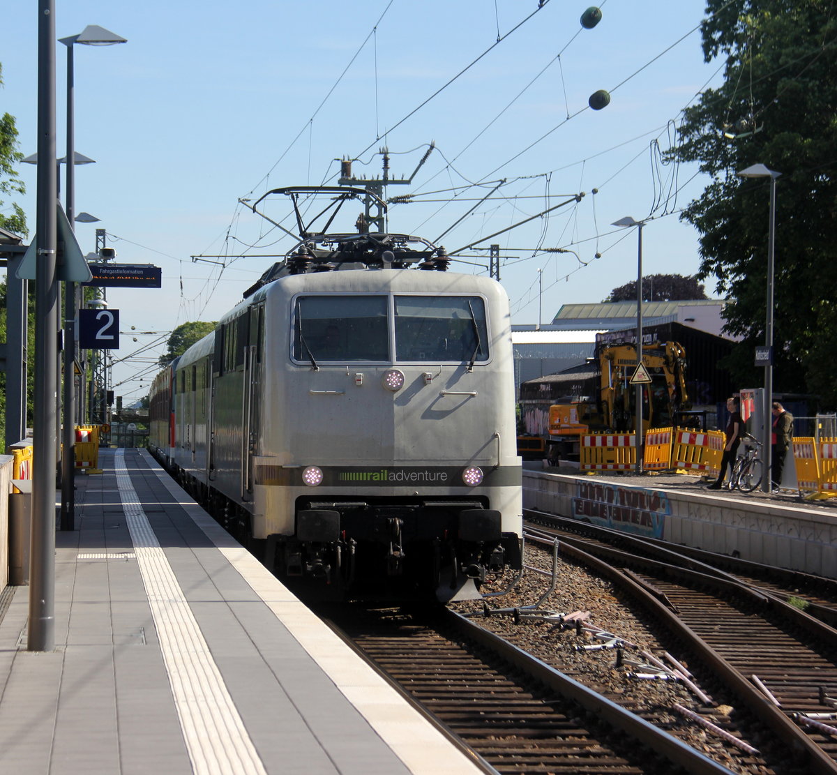 Eine 111 von Railadventure kommt die Kohlscheider-Rampe hoch aus Richtung Neuss,Herzogenrath kommt mit eine Sonderleistung aus Rheydt-Gbf nach Aachen-Rothe-Erde(D) 
und fährt durch Kohlscheid in Richtung Richterich,Laurensberg,Aachen-West,Aachen-Schanz,Aachen-Hbf,Aachen-Rothe-Erde.
Aufgenommen von Bahnsteig 2 in Kohlscheid. 
Bei Sommerwetter am Morgen vom 31.5.2019.