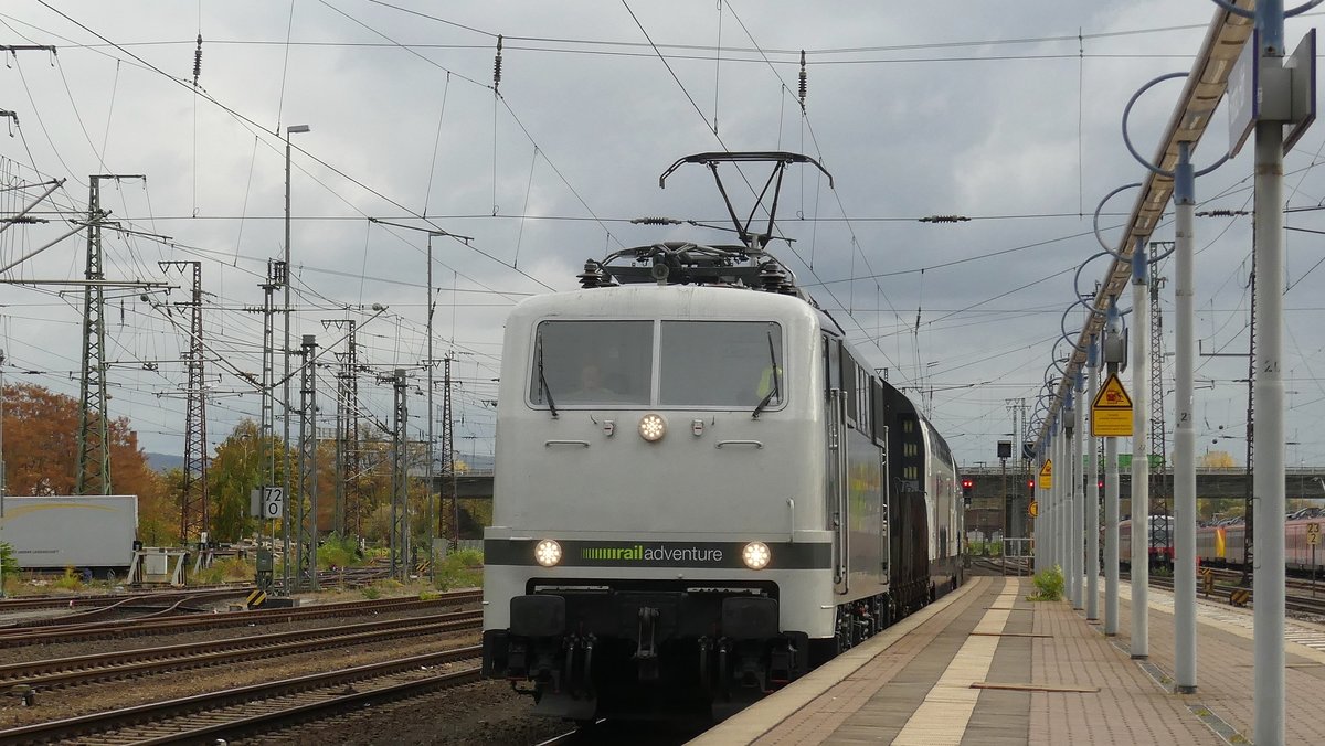 Eine 111 von Railadventure mit der Überführung eines SBB Twindexx bei der Einfahrt in den Hanauer Hbf. Aufgenommen am 24.10.2018 15:24