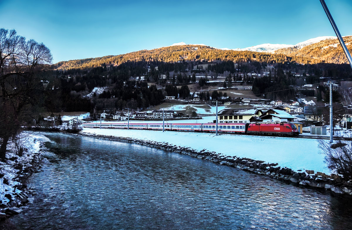 Eine 1116 durchfährt mit dem IC 632  Lienzer Dolomiten  (Lienz - Wien Hbf) die Haltestelle Berg im Drautal.
Aufgenommen am 22.1.2018.
