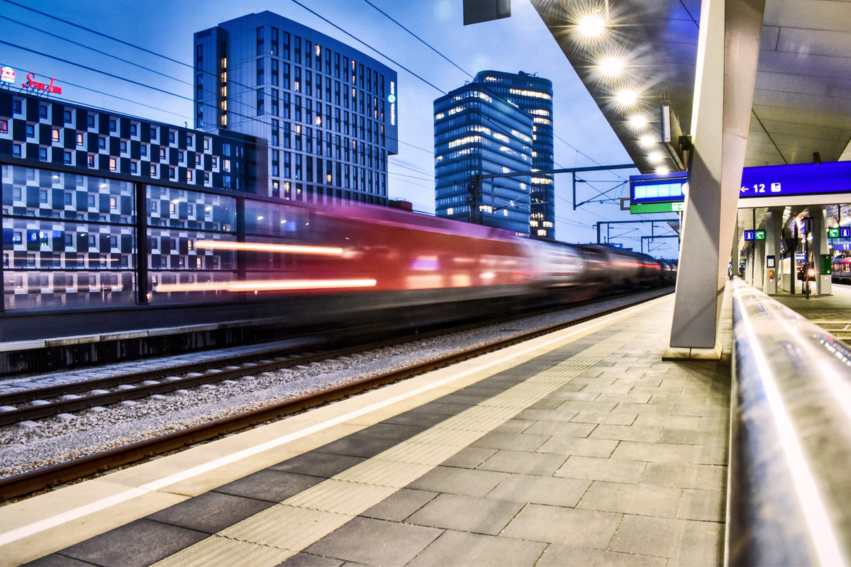 Eine 1116 durchfährt mit einem gemischten Güterzug, am Abend des 23.11.2018, den Wiener Hauptbahnhof.