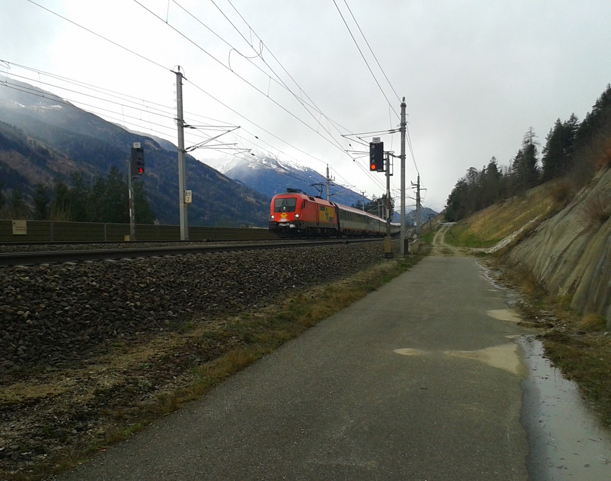 Eine 1116 mit EC 111 (München Hbf - Klagenfurt Hbf) am 1.4.2015 bei Mühldorf-Möllbrücke.