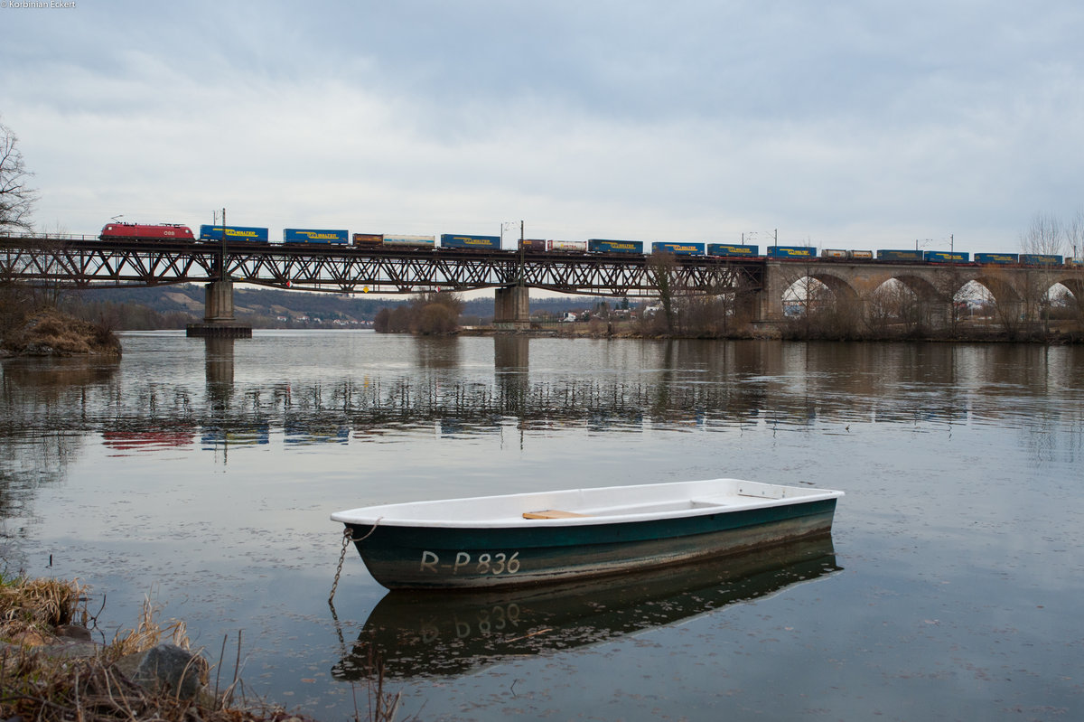 Eine 1116 mit einem KLV-Zug Richtung Nürnberg bei der Überquerung der Donau in Regensburg-Prüfening, 04.03.2017