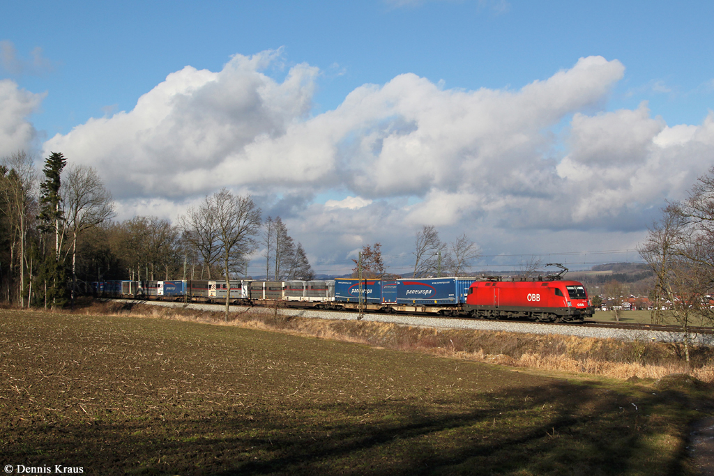 Eine 1116 mit Klv Zug am 15.01.2014 bei Aßling.