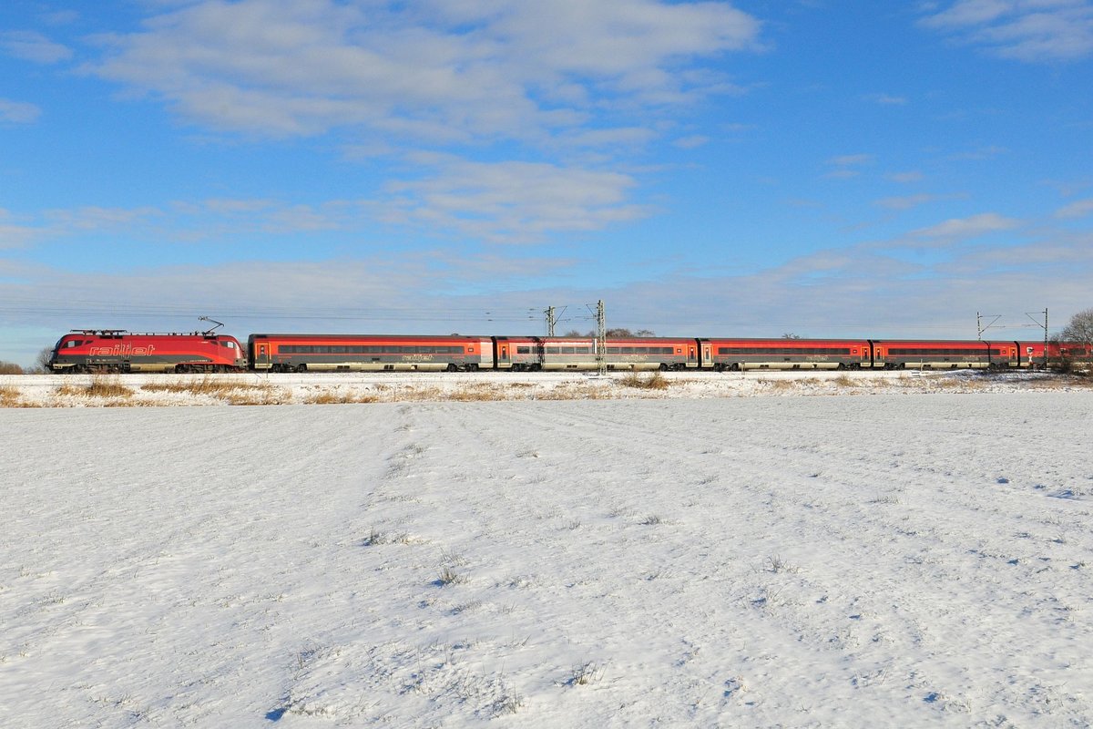 Eine 1116 der ÖBB mit einem Railjet bei Weisham kurz vor Prien am Chiemsee am 29.12.17