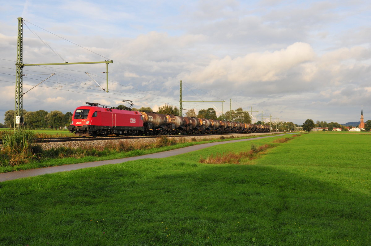 Eine 1116 der ÖBB mit Knickkesselwagen für Kreideschlamm-Transporte vom Einsteller VTG in Hamburg am 03.10.2018 bei Übersee am Chiemsee.