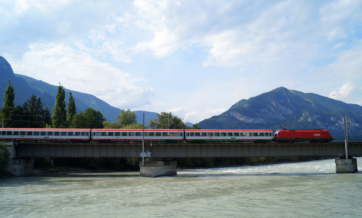 Eine 1116 überquert den Inn bei Brixlegg mit der Leistung des REX 5333 am Haken, der als Pendlerverstärker von Innsbruck Hbf nach Kufstein mit Bmz-Abteilwagen geführt wird. (19.07.2019)