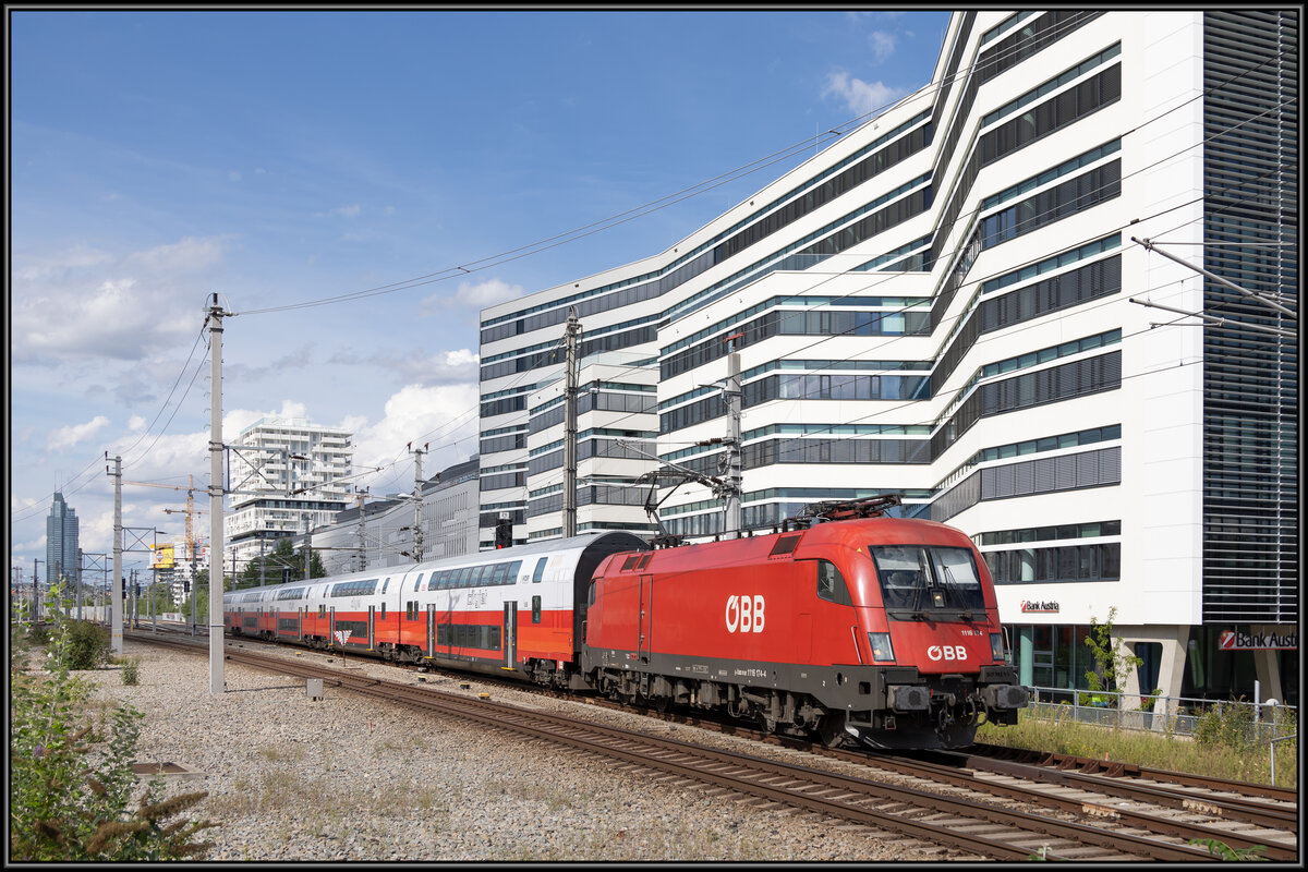 Eine 1116 zieht einen DOSTO auf Bahnsteig 4 in Wien Praterstern . 2. September 2023
