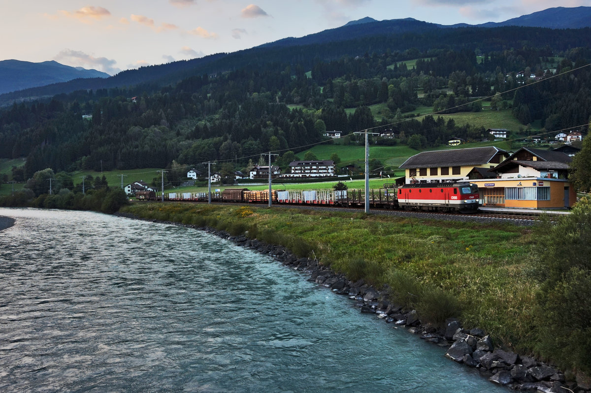 Eine 1144 durchfährt auf der Fahrt in Richtung Spittal, mit einen kurzen Mischer, die Haltestelle Berg im Drautal.
Aufgenommen am 7.9.2016. 
