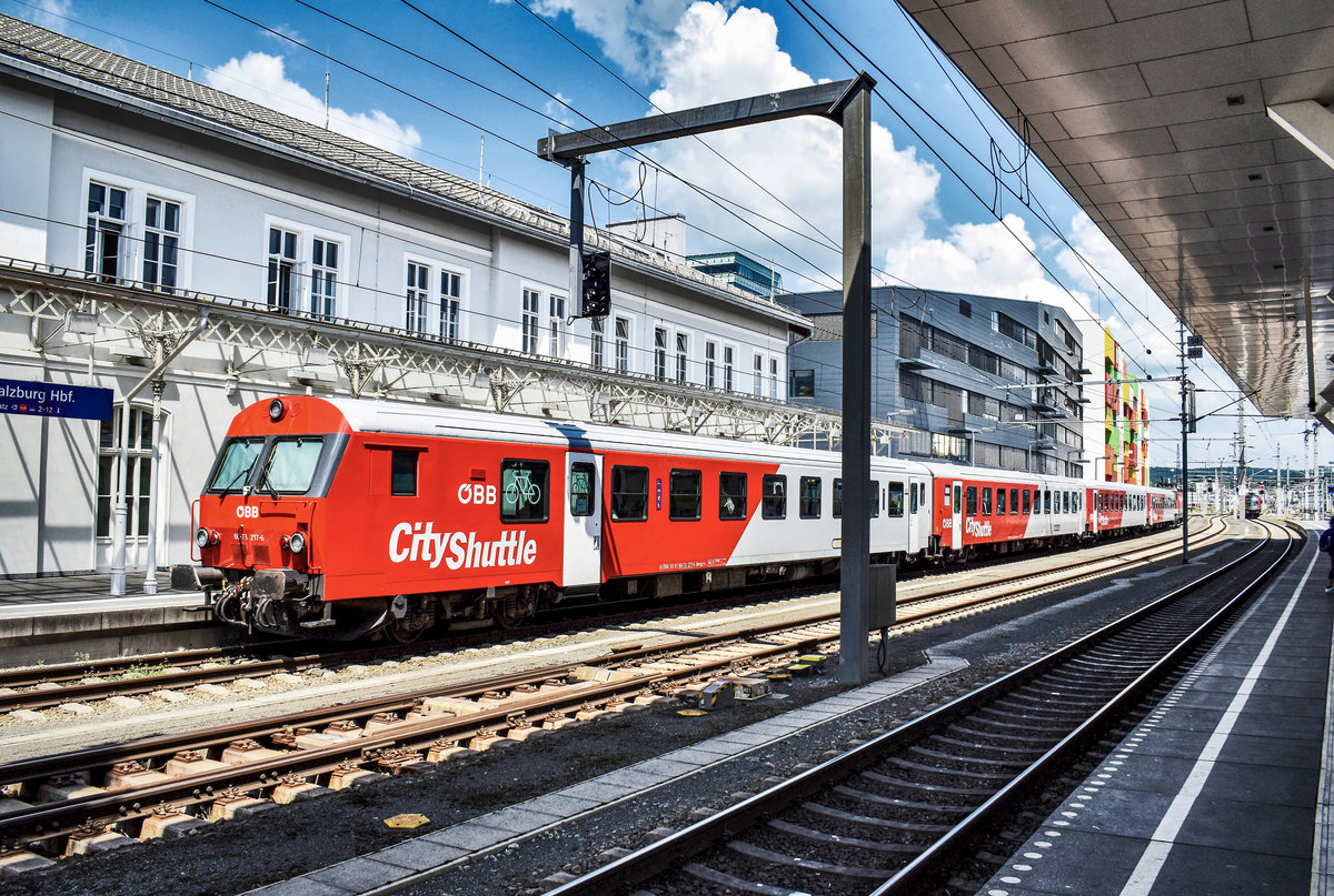 Eine 1144 ist mit dem REX 1511 aus Wörgl Hbf, in Salzburg Hbf eingetroffen.
Aufgenommen am 26.7.2018.