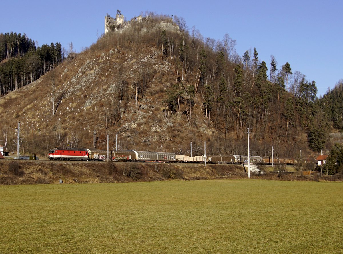 Eine 1144 mit einem Güterzug am 17.12.2016 unterwegs bei Kaisersberg.