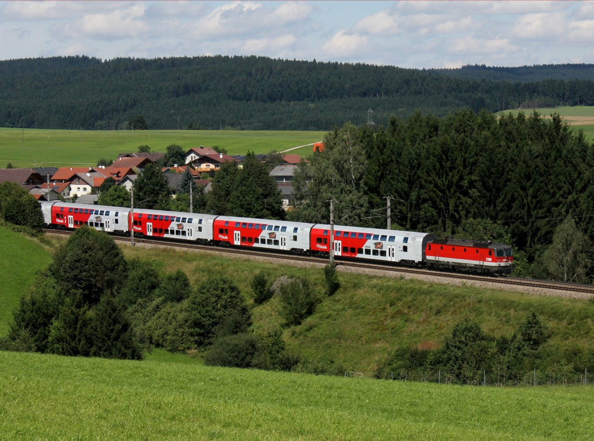 Eine 1144 mit einem Sonderzug am 17.08.2014 unterwegs bei Pöndorf.