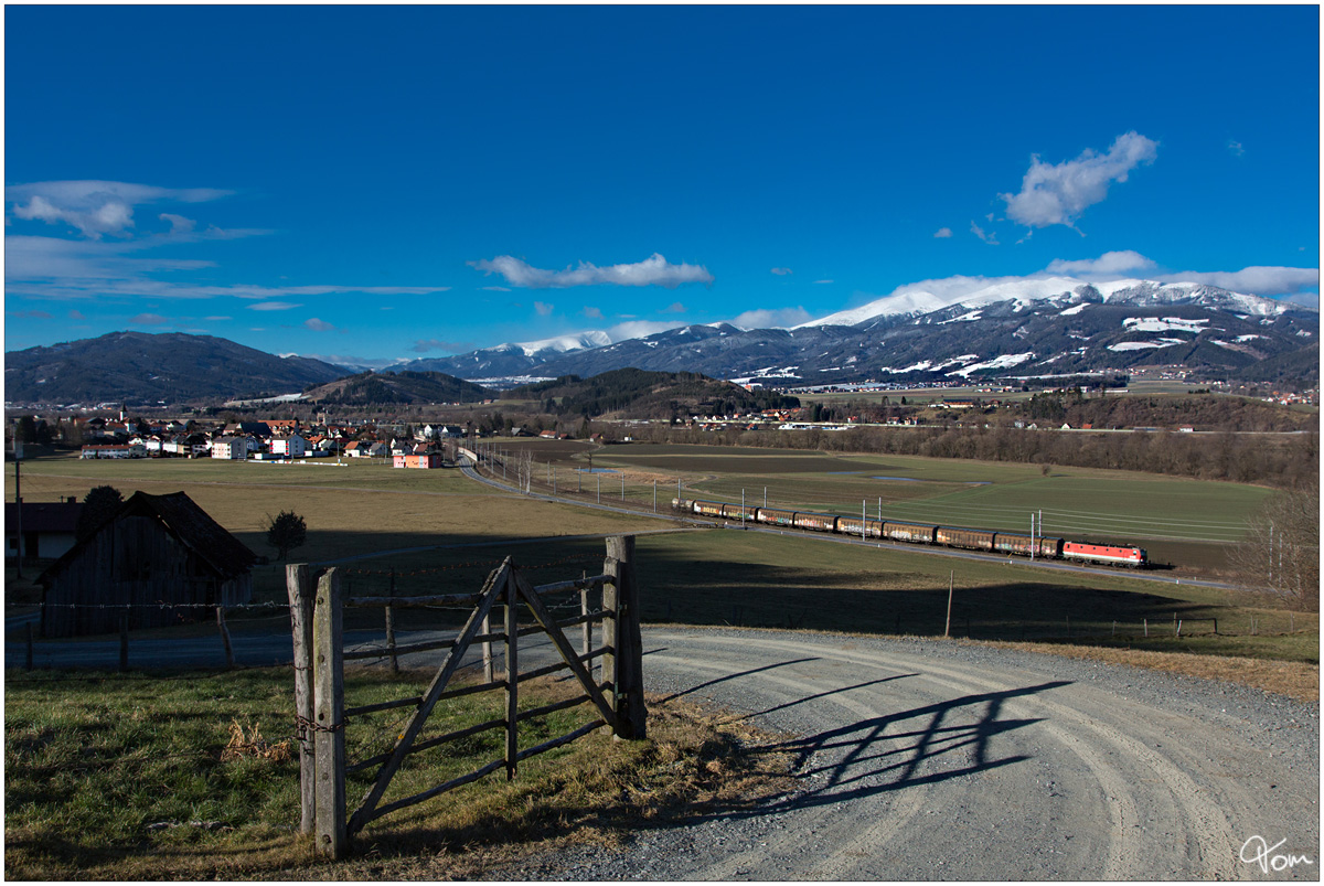 Eine 1144 rollt mit einem Papierzug durch das Murtal.
St. Lorenzen 29.12.2018