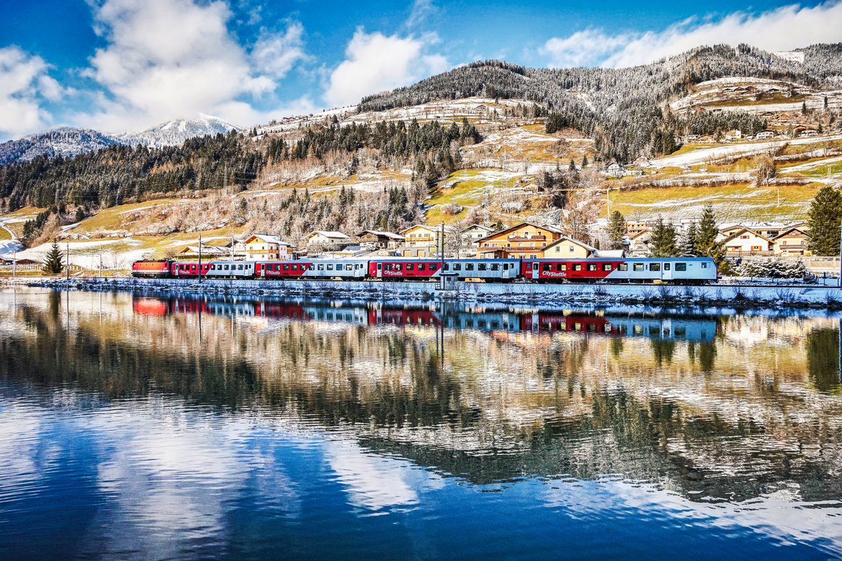 Eine 1144 schiebt den REX 1515 (Saalfelden - Salzburg Hbf) bei Högmoos, nahe Grieß im Pinzgau vorüber.
Aufgenommen am 3.12.2017.