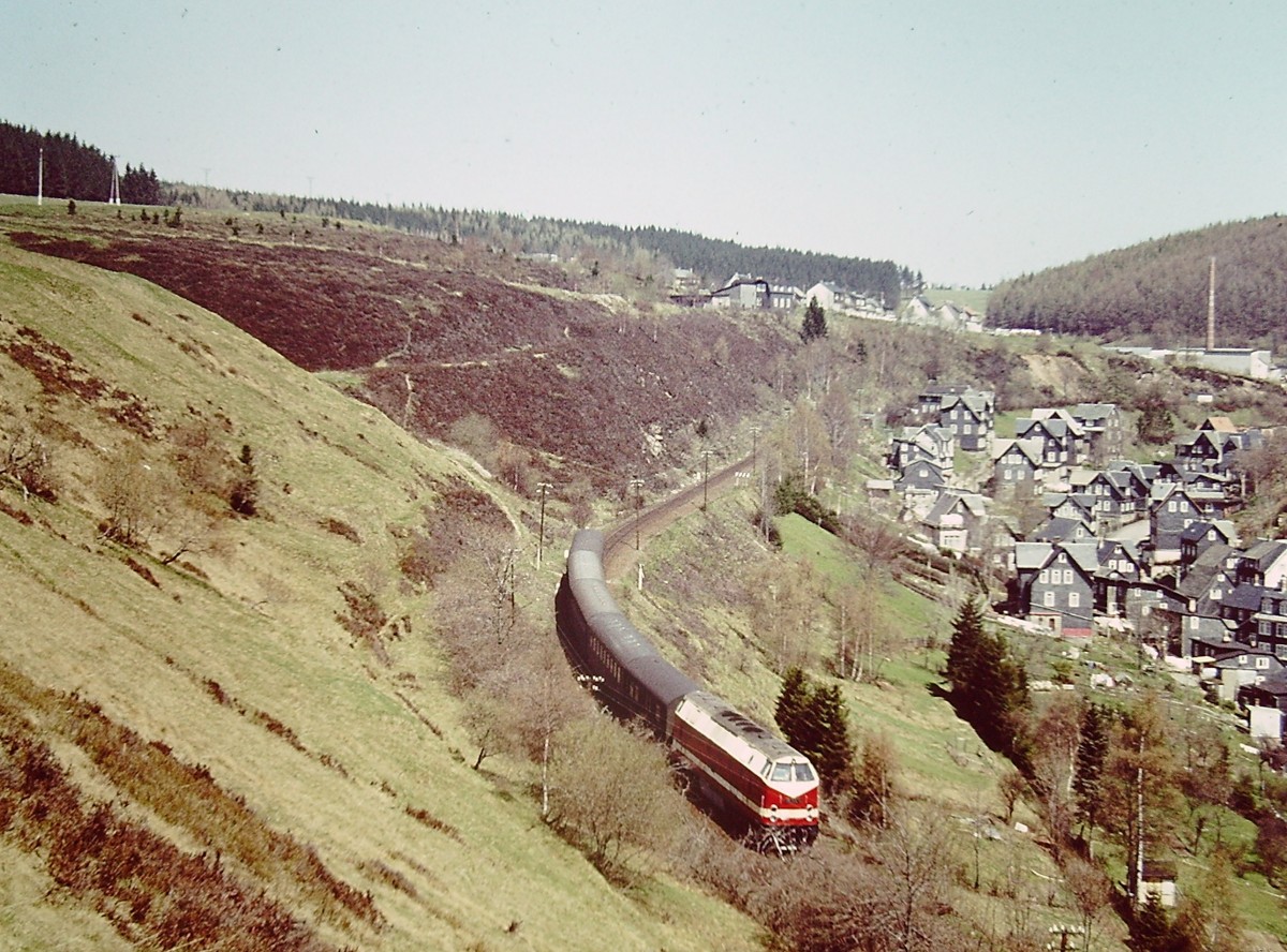 Eine 119er der DR mit einem talwrts fahrenden Personenzug, am 10.05.1980 nach der Ausfahrt in Oberlauscha. Das Foto hat mein verstorbener Freund Klaus Pollmcher gemacht.
