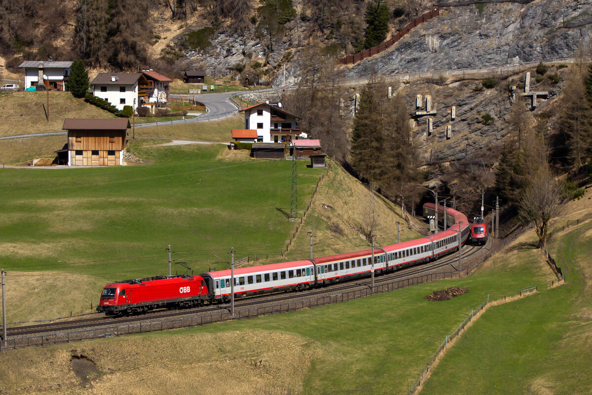 eine 1216 zieht den EuroCity EC85 gen Brenner bei St. Jodok. 14.4.22