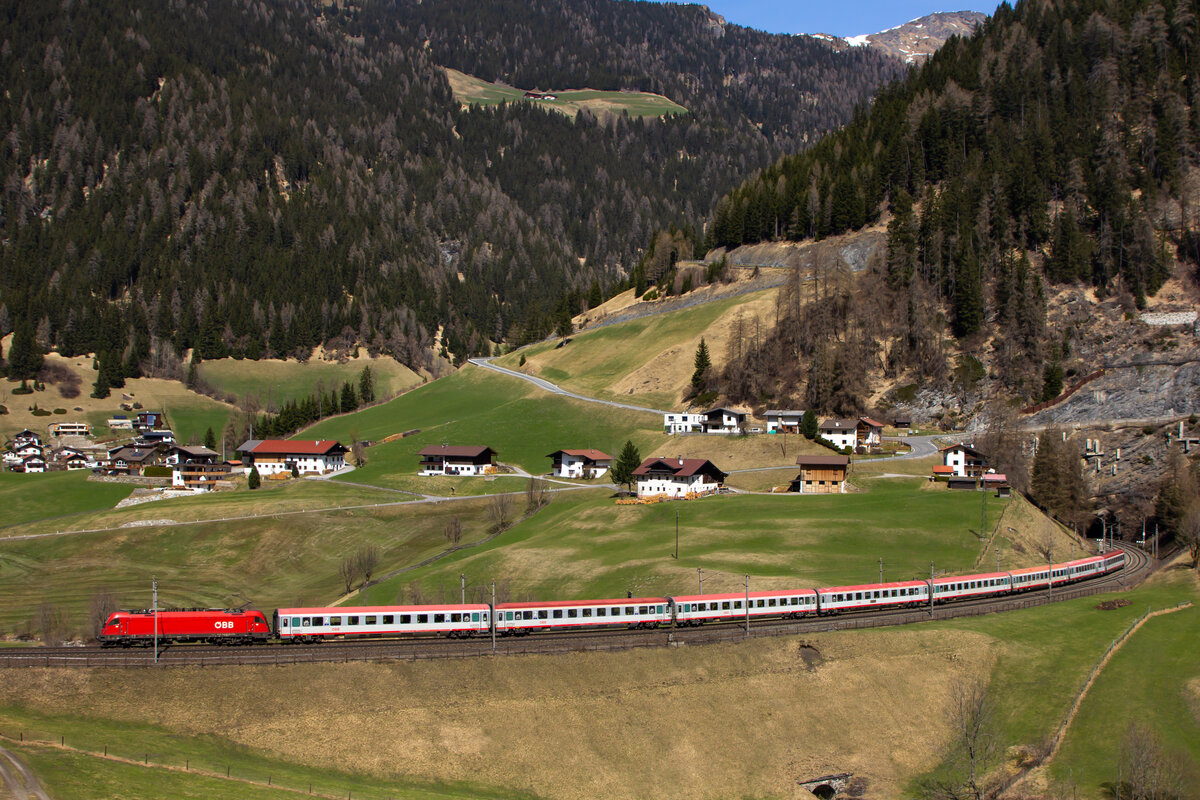 eine 1216 zieht den EuroCity EC85 gen Brenner bei St. Jodok. 14.4.22